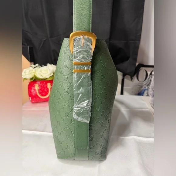 Betsy Johnson green tote bag with skulls - Picture 2 of 10